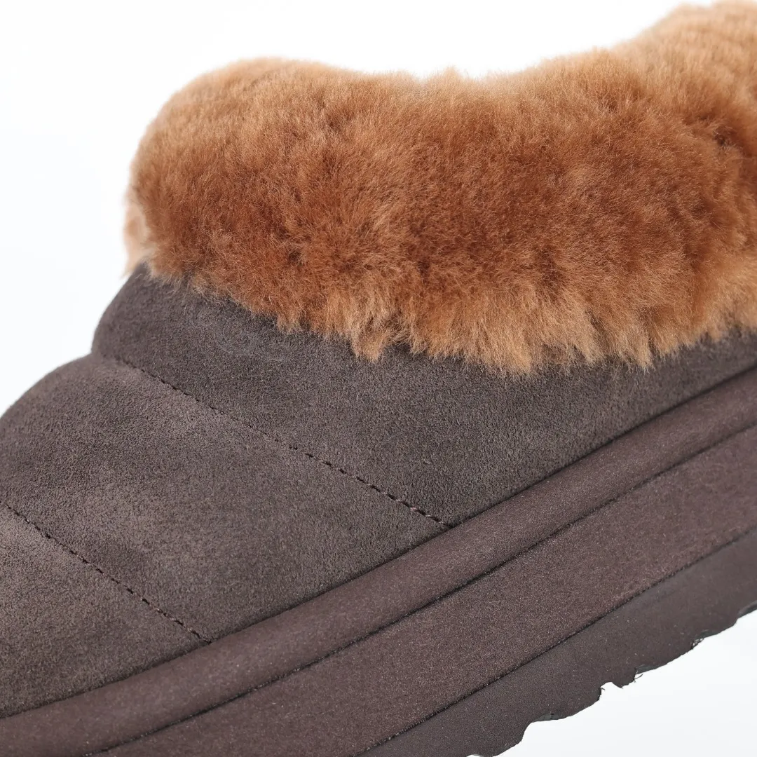 Pick up locally💰660 Core recommendation Good price Cashmere insoles are a very suitable choice for keeping warm in winter and at home. In the new year, uug launched a series of styles, which are partially geared towards the preferences of young consumers and have also moved to the forefront of fashion trends. Shoe body material Water-repellent coated suede upper 17mm UGGPURE™ implanted wool insole Lightweight non-slip comfortable rubber outsole With brand LOGO Trademark Comes with a full set of packaging Size: 35 36 37 38 39 40